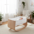 Culla automatica dondolante moderna con bambino che dorme